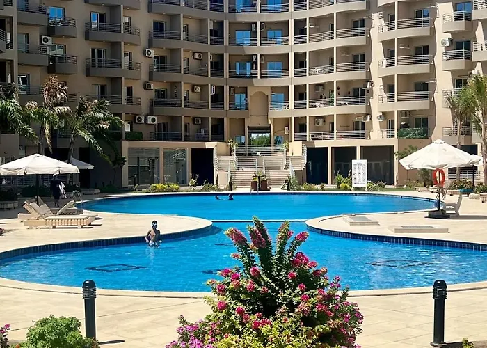 Seafront 2-bed Apartment, Pool & Red Sea Views *