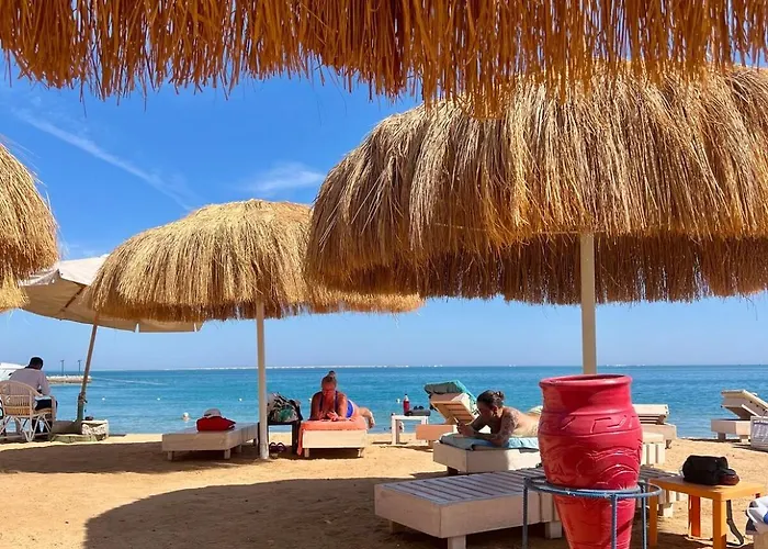 Seafront 2-bed Apartment, Pool & Red Sea Views Apartment