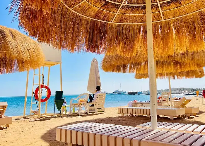 Seafront 2-bed Apartment, Pool & Red Sea Views